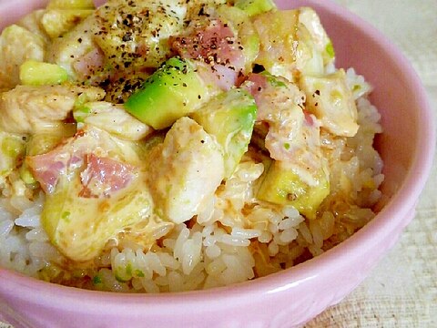 とろーりモッツァレラ❀アボカドとチキンの丼